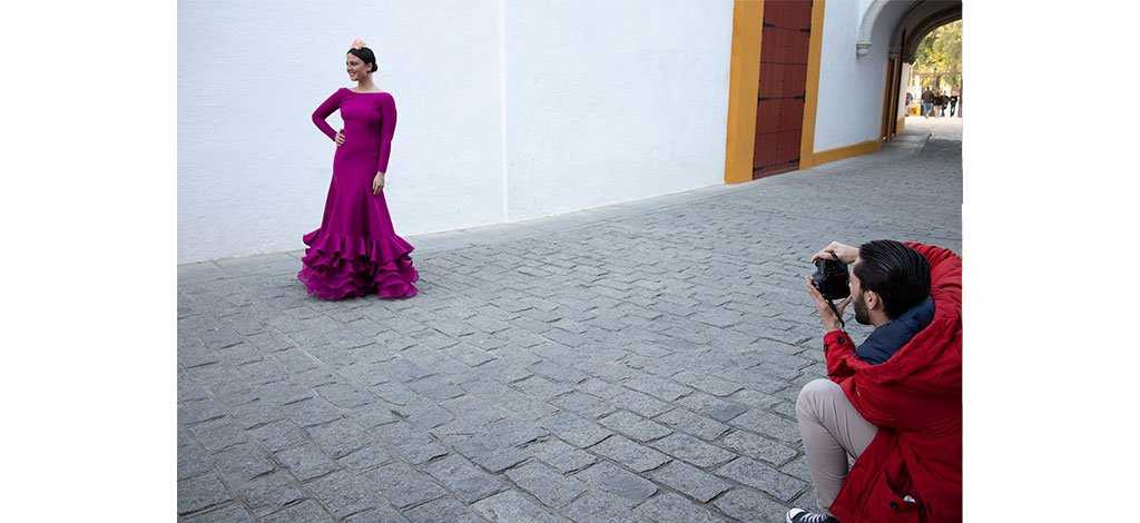 La modelo posa ante el fotógrafo con el vestido Carmela en color cardenal.