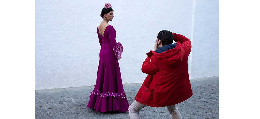 La modelo de Sibilina posa ante el fotógrafo con el modelo Rosalía cardenal